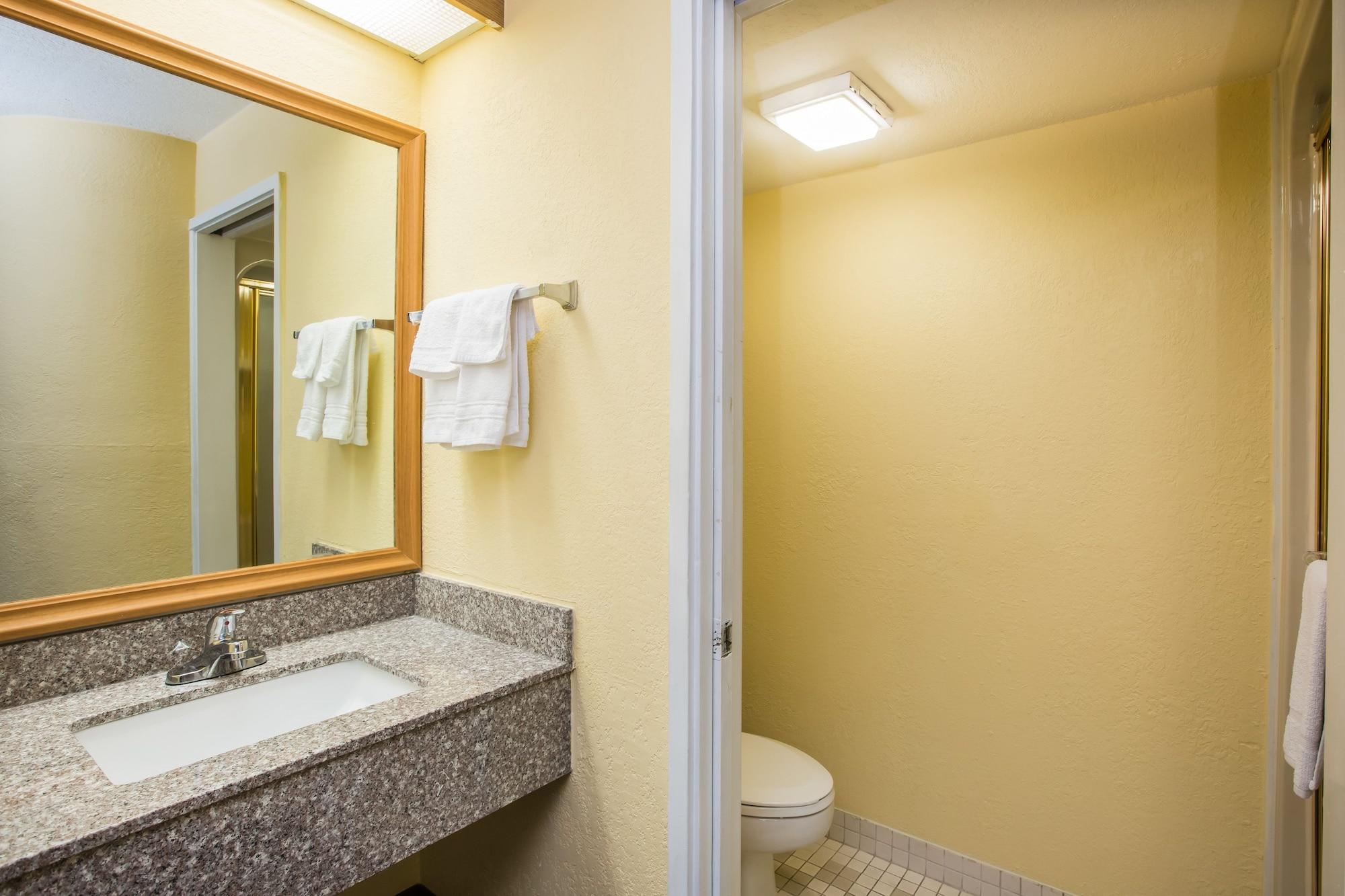 Days Inn By Wyndham Blue Springs Esterno foto