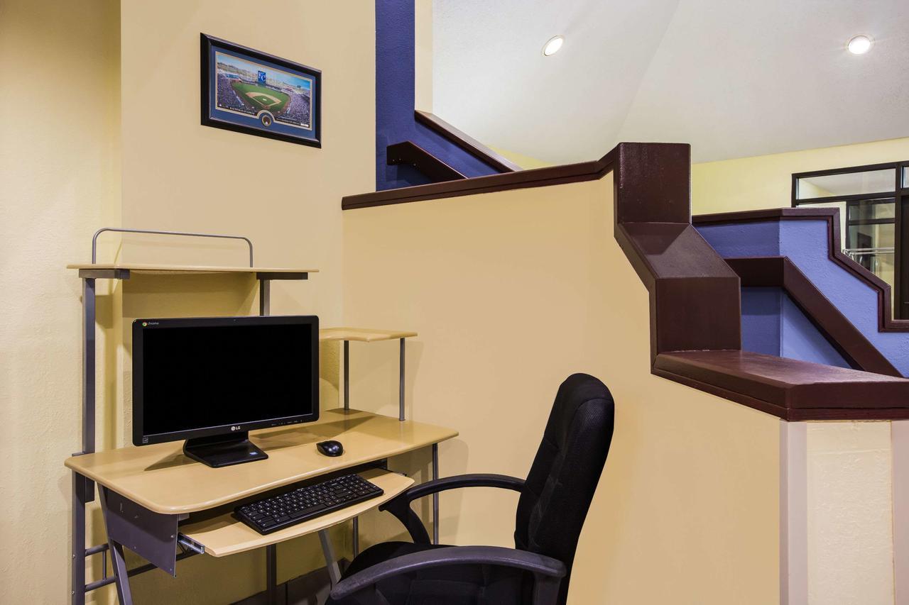 Days Inn By Wyndham Blue Springs Esterno foto