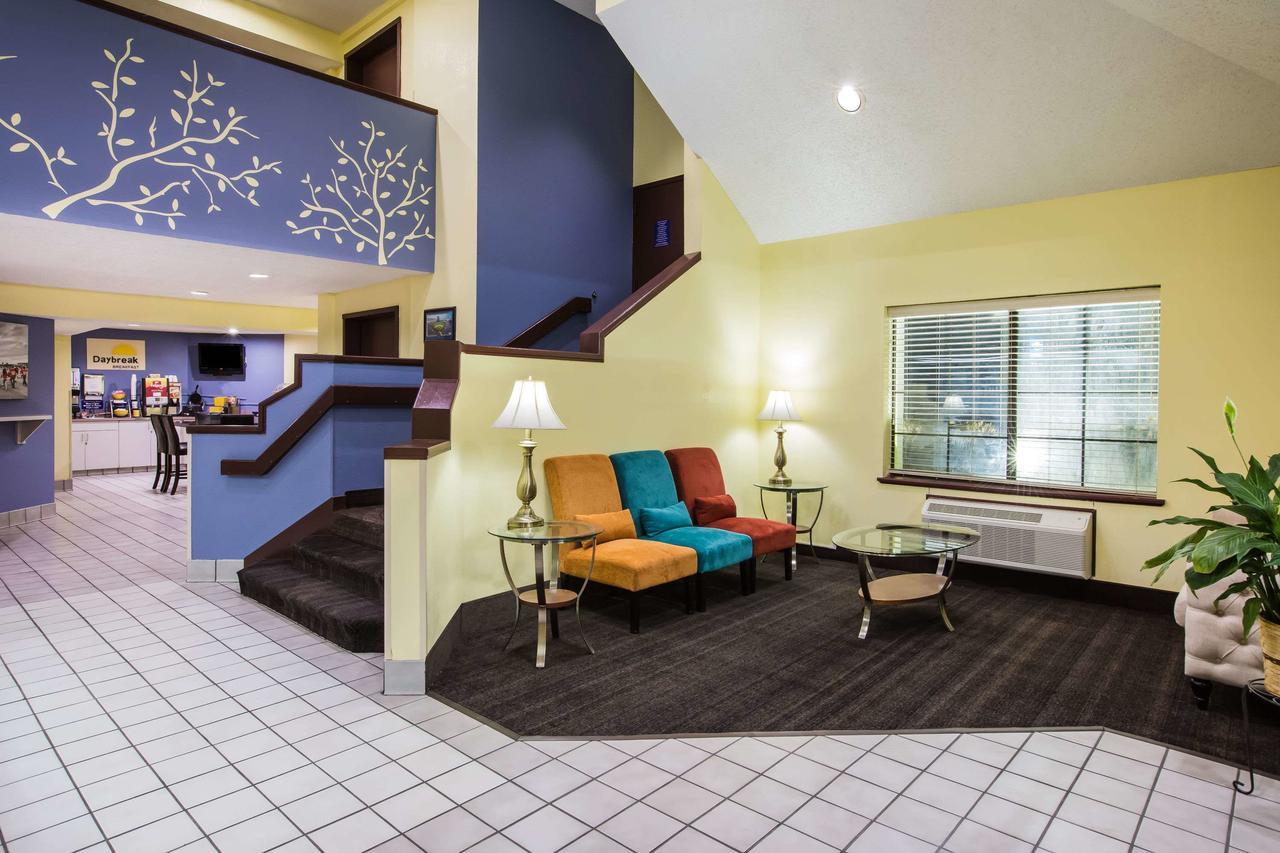 Days Inn By Wyndham Blue Springs Esterno foto