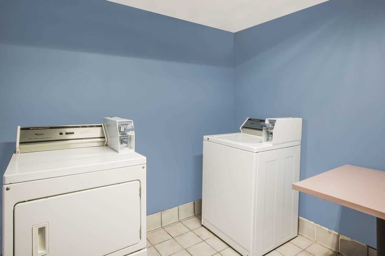 Days Inn By Wyndham Blue Springs Esterno foto