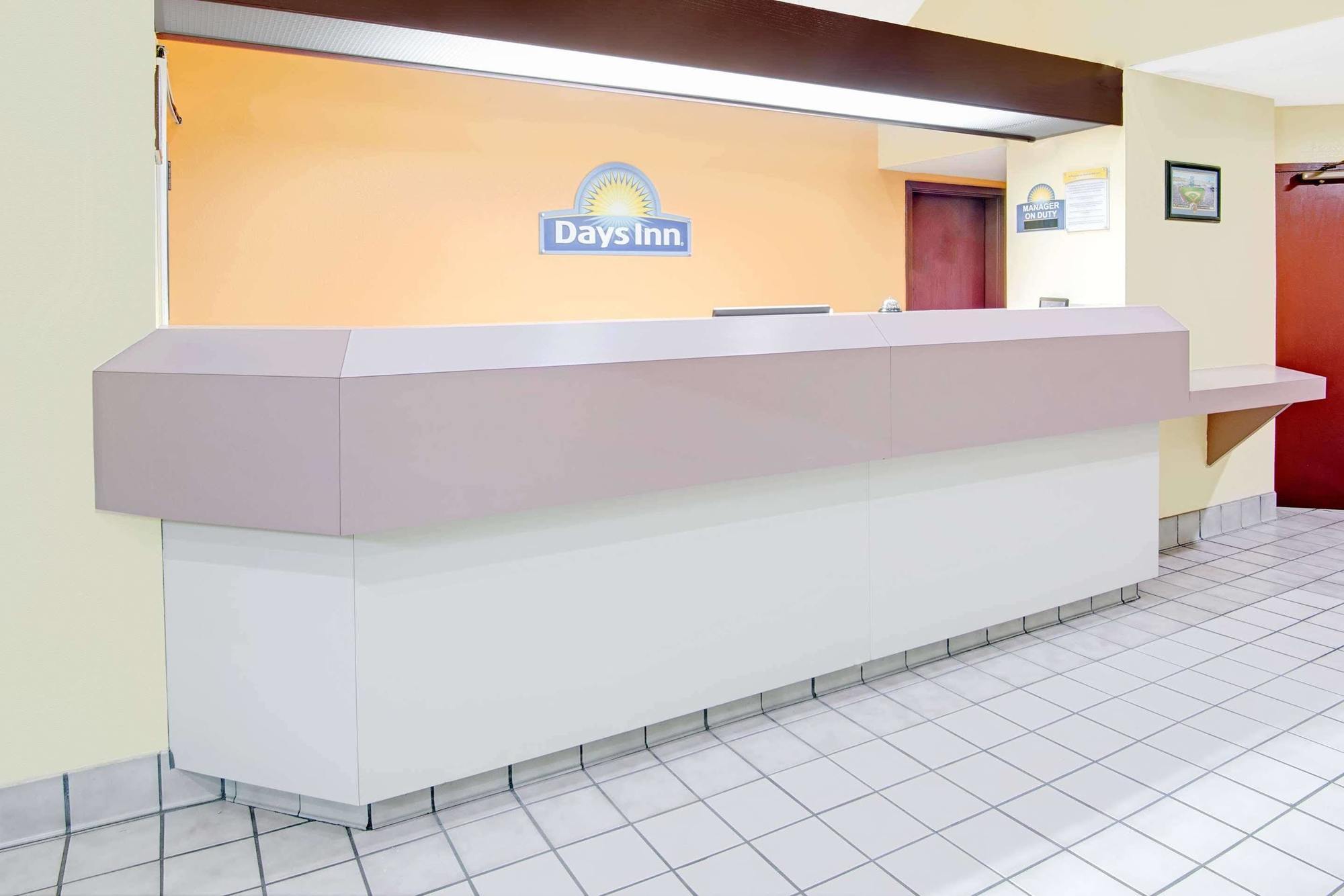 Days Inn By Wyndham Blue Springs Esterno foto