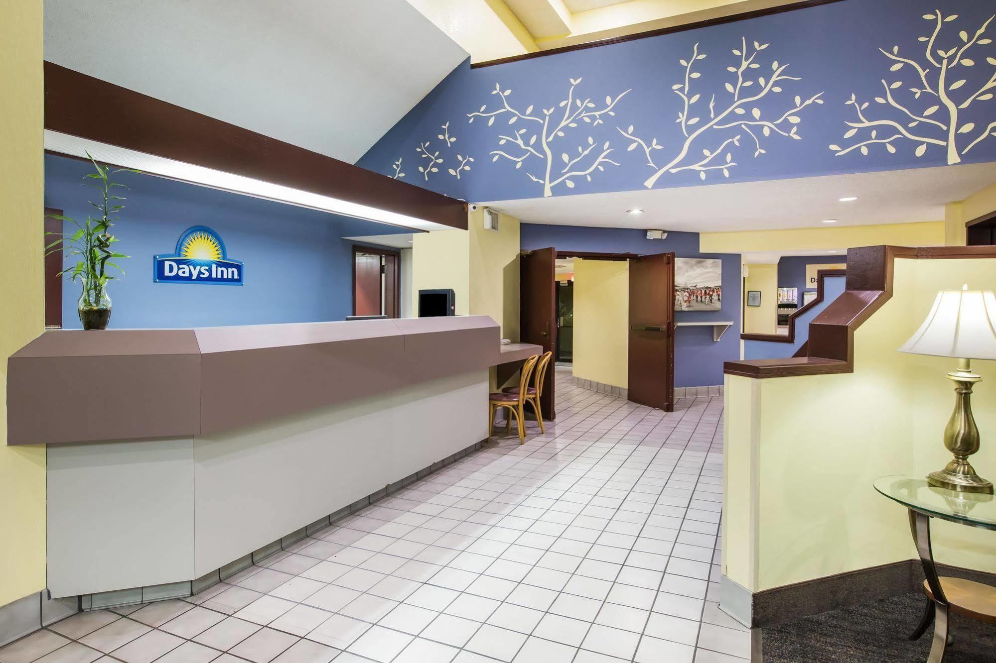 Days Inn By Wyndham Blue Springs Esterno foto