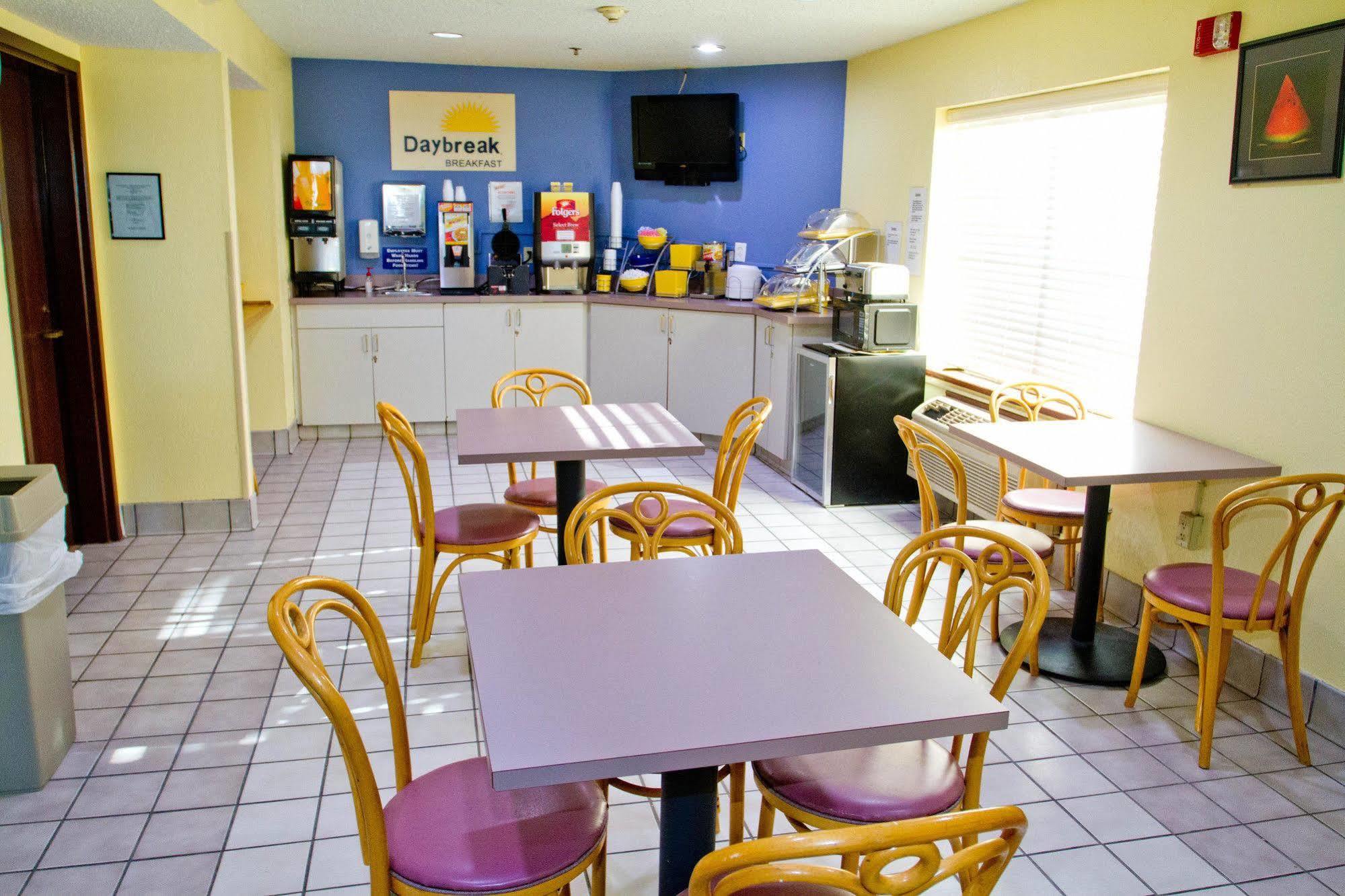 Days Inn By Wyndham Blue Springs Esterno foto