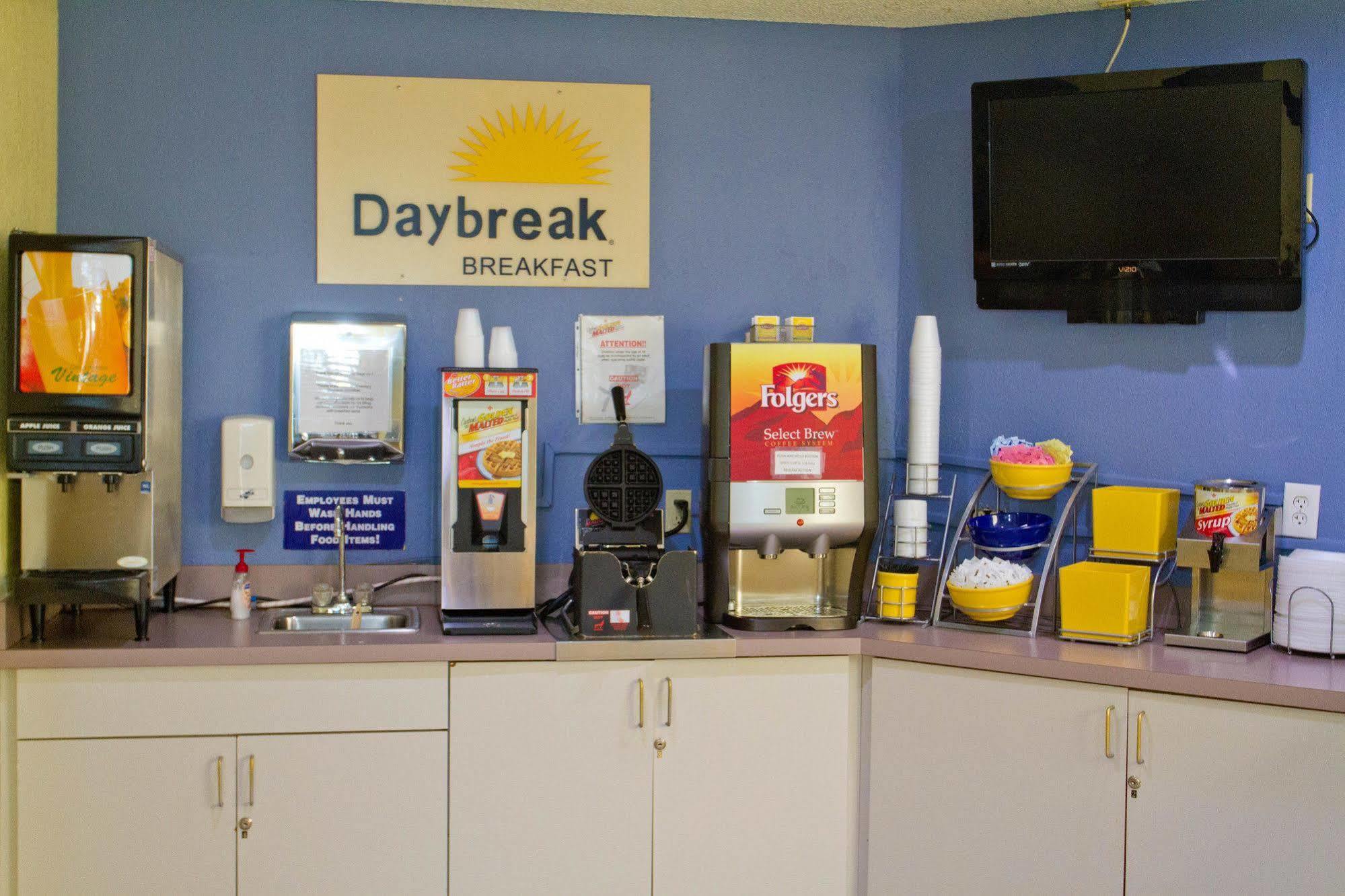 Days Inn By Wyndham Blue Springs Esterno foto