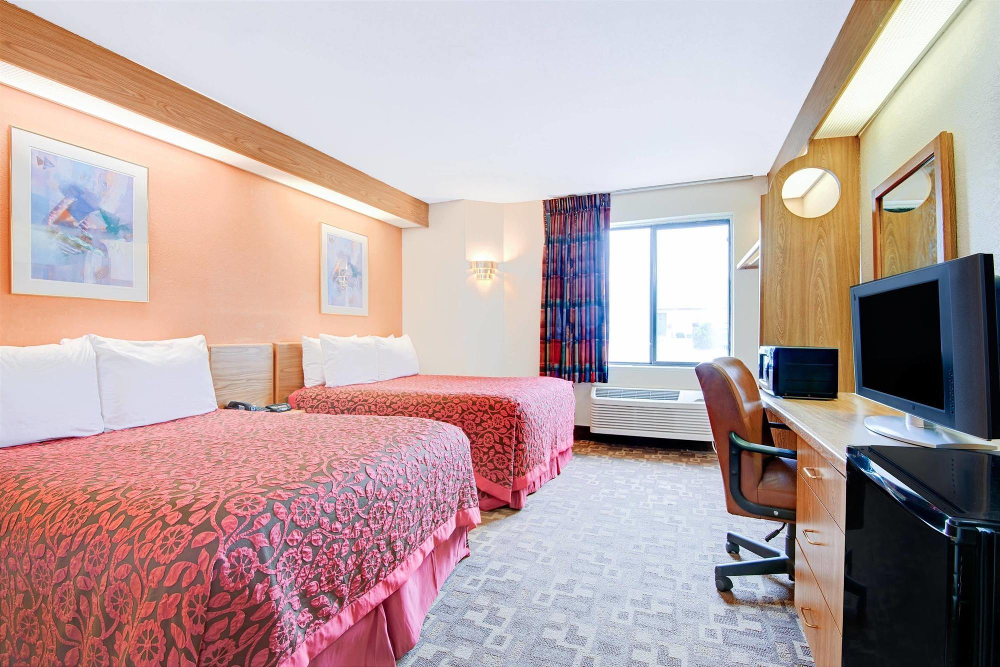 Days Inn By Wyndham Blue Springs Esterno foto