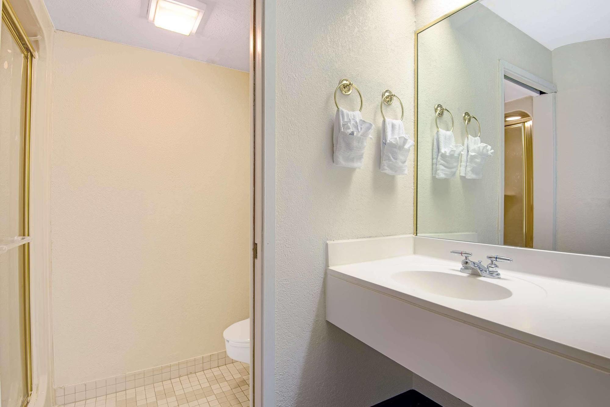 Days Inn By Wyndham Blue Springs Esterno foto
