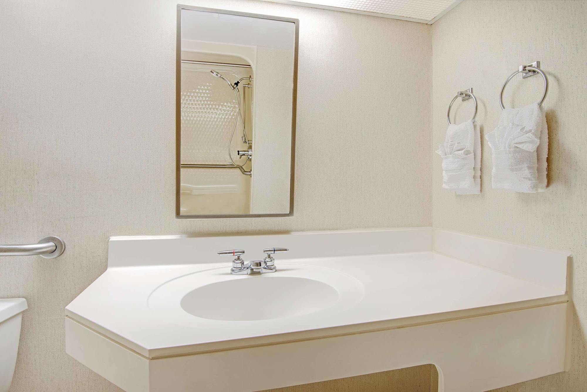 Days Inn By Wyndham Blue Springs Esterno foto