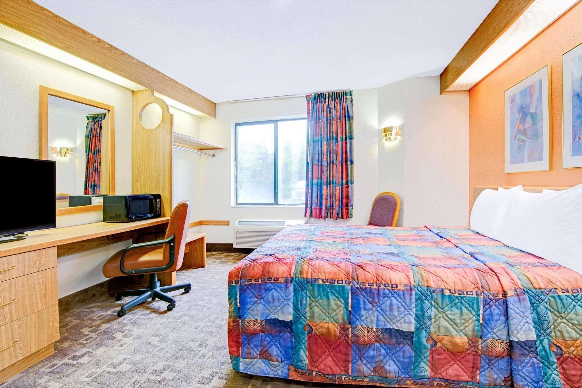 Days Inn By Wyndham Blue Springs Esterno foto
