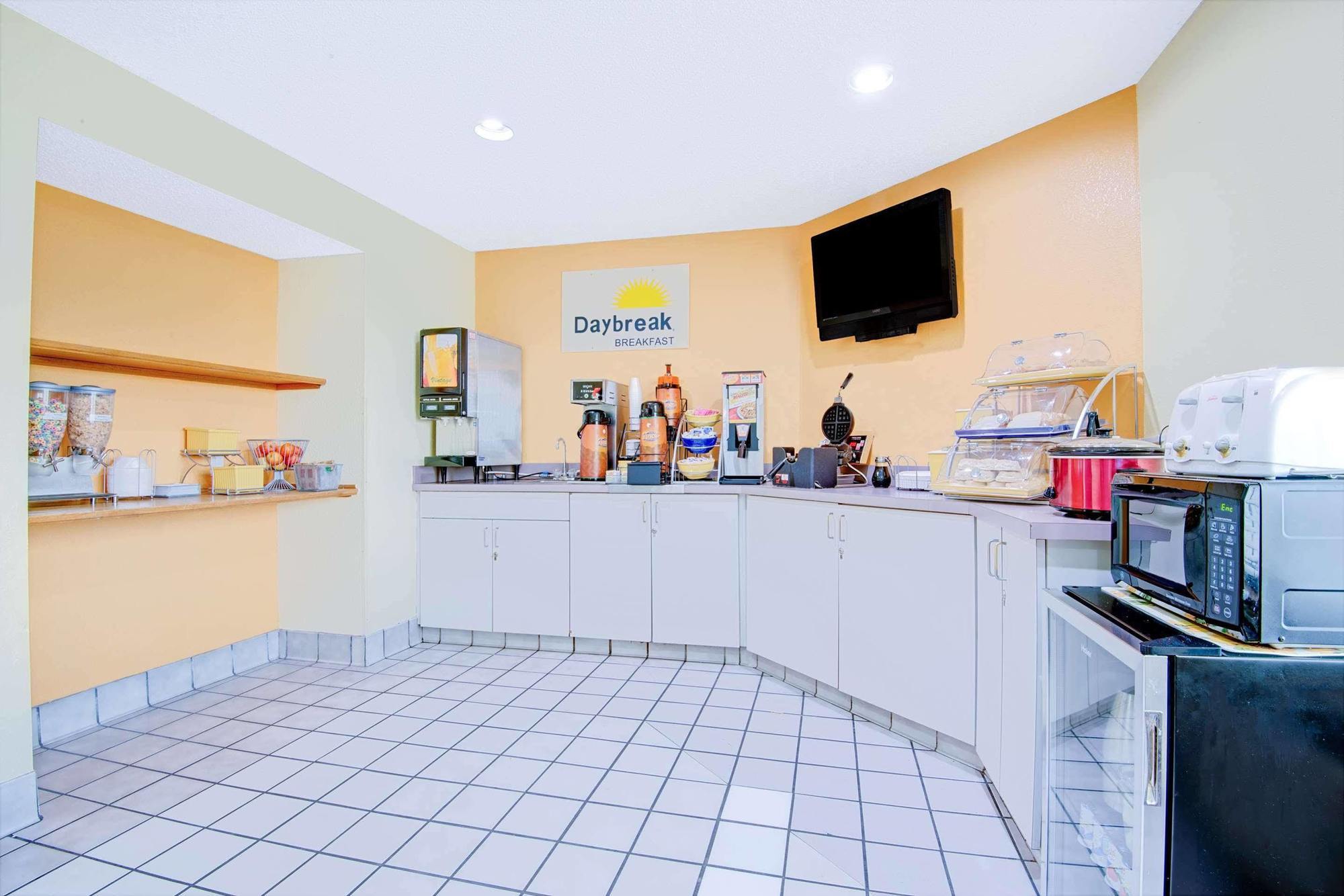 Days Inn By Wyndham Blue Springs Esterno foto