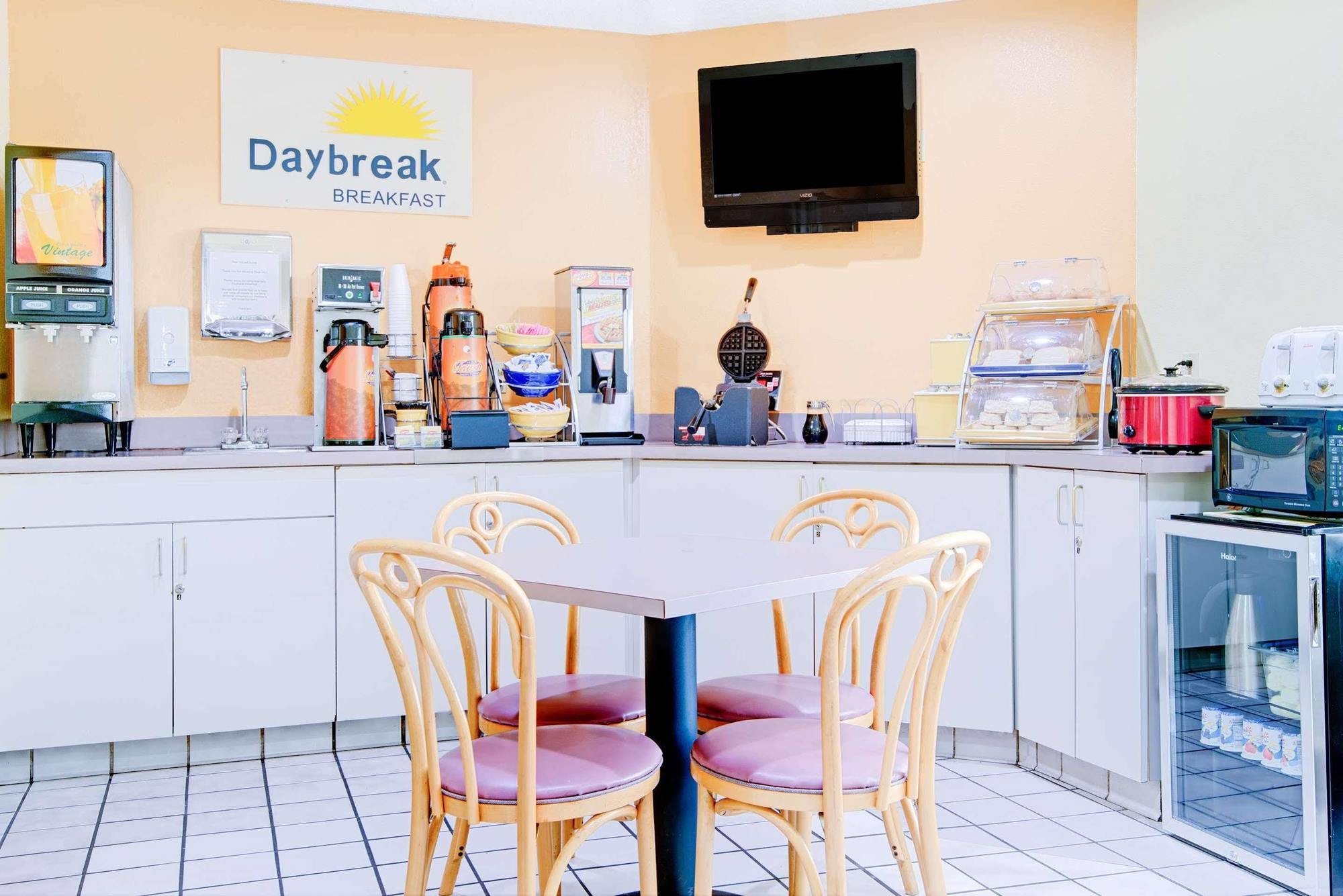 Days Inn By Wyndham Blue Springs Esterno foto