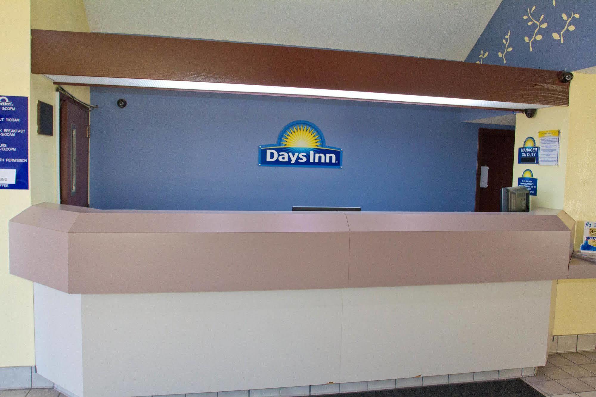 Days Inn By Wyndham Blue Springs Esterno foto