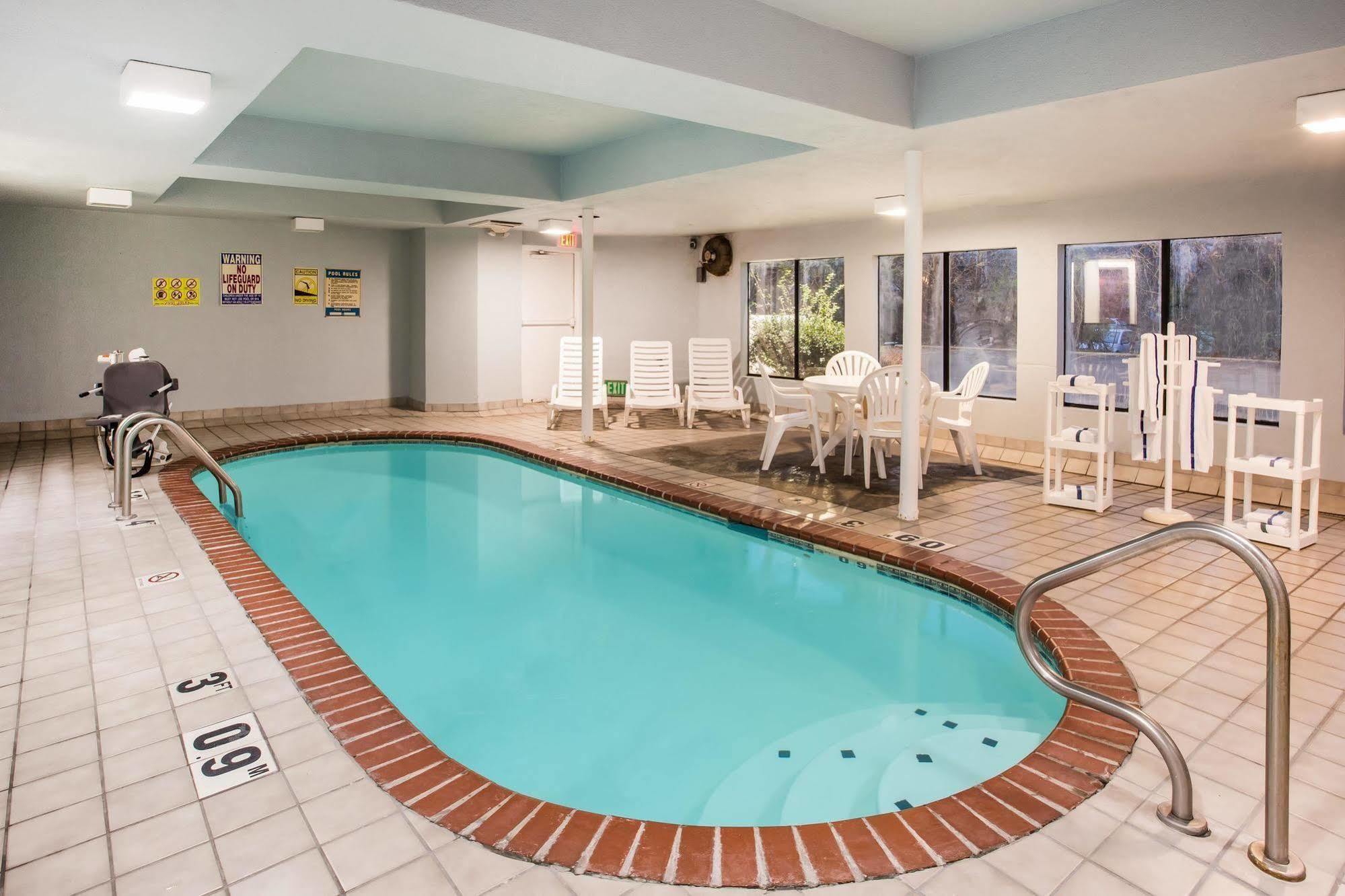 Days Inn By Wyndham Blue Springs Esterno foto