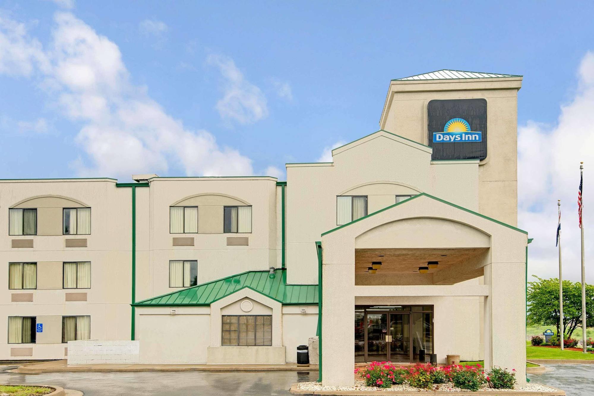 Days Inn By Wyndham Blue Springs Esterno foto