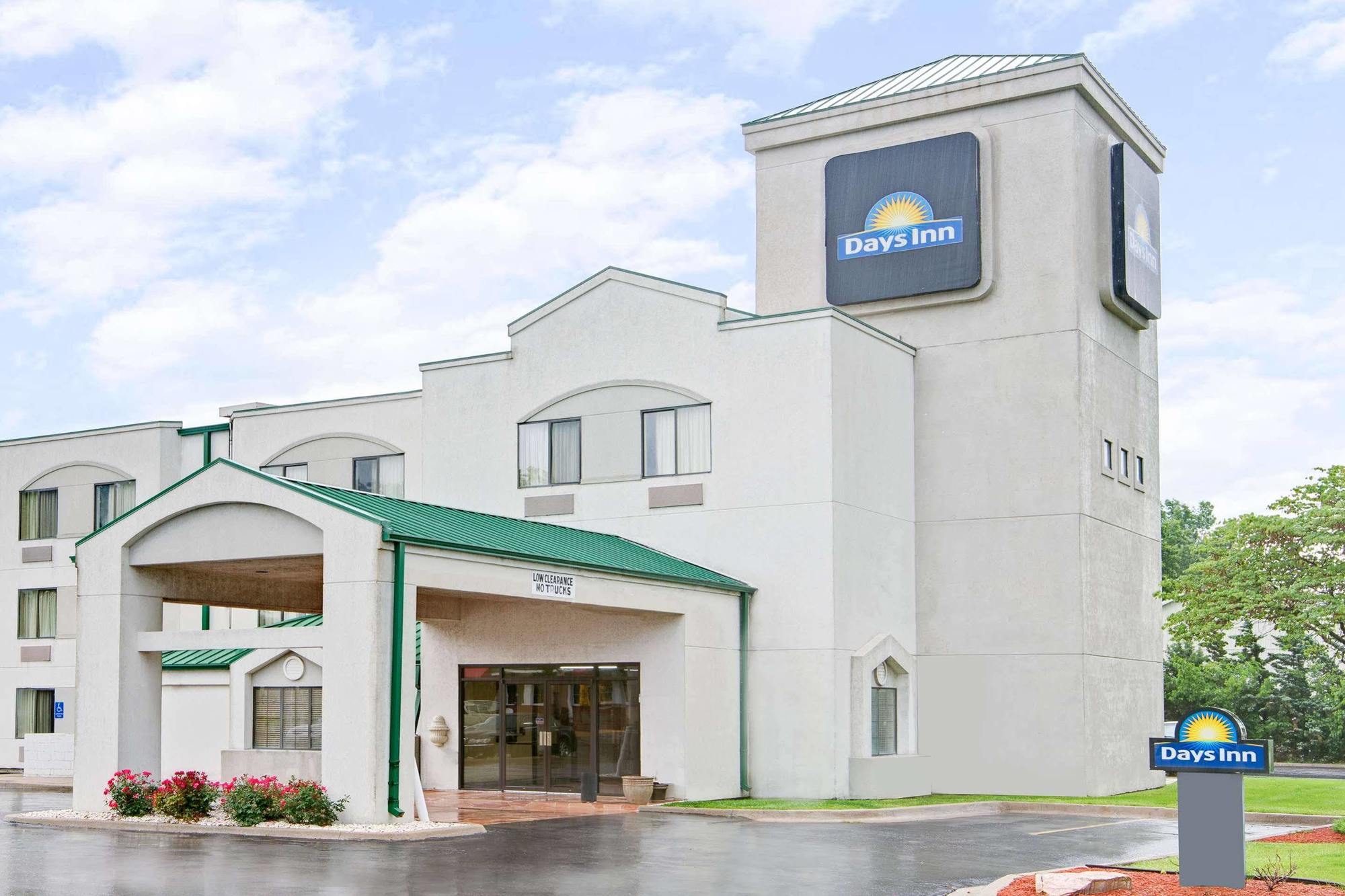 Days Inn By Wyndham Blue Springs Esterno foto